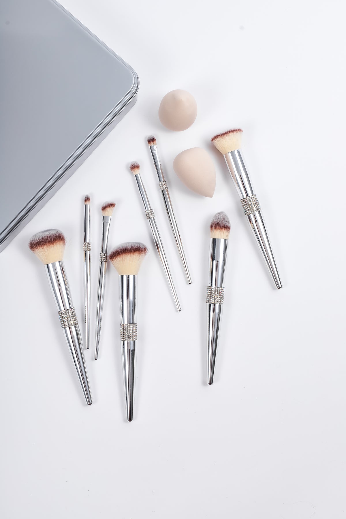 Platinum Chrome Glitz & Glam 10pc Makeup Brush Set GG4756, brushes and sponges outside tin